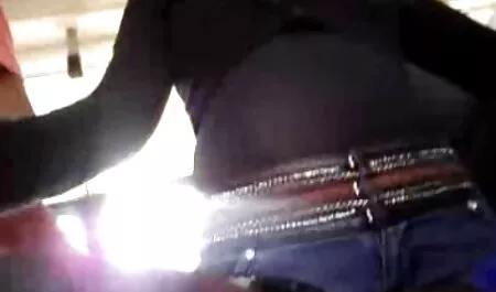 الزوج يلمس حبيبته افلام سكس اسرائيلي مترجم بجانب المسبح.