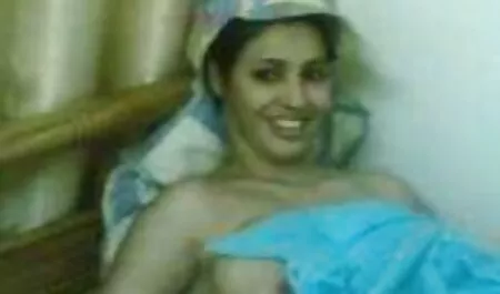 فتاة جميلة جنس محارم مترجم مع فم كبير له.