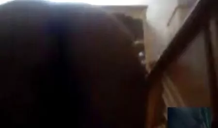 شقراء نحيلة في استوديو الصور المحمول. افلام سكس مترجم عربي امهات