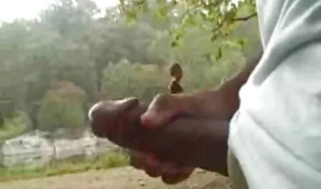 شقراء شابة مع سكس رومانسية مترجم كاميرا في يدها.