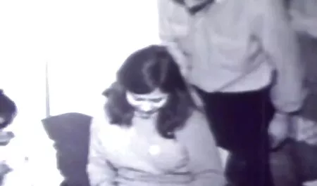 امرأة شابة مع استجابة قاسية للفتيات بتهمة الخيانة. افلام جنس مترجمه
