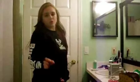 فتاة جنس مترجم عربي نحيلة يستيقظ مع رجل التمسيد