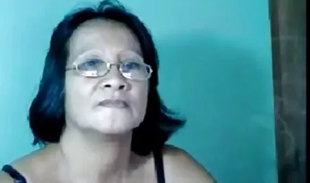 امرأة كبيرة التمسك جنس مترجم زوجها ، والذهاب إلى الحمام.