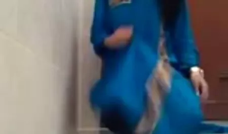 شقراء في سن جنس قديم مترجم المراهقة مع عيون زرقاء في لطيف.